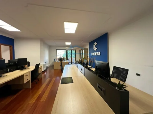 Tirane, jepet me qera ambjent biznesi Kati 4, 320 m² 5.000 € (Rruga Vaso Pasha)