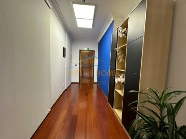 Tirane, jepet me qera ambjent biznesi Kati 4, 320 m² 5.000 € (Rruga Vaso Pasha)