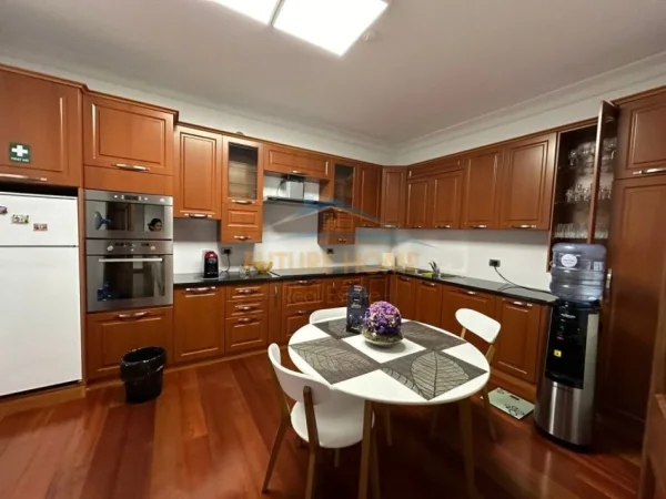 Tirane, jepet me qera ambjent biznesi Kati 4, 320 m² 5.000 € (Rruga Vaso Pasha)