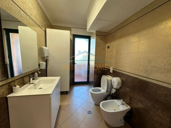 Tirane, jepet me qera ambjent biznesi Kati 4, 320 m² 5.000 € (Rruga Vaso Pasha)