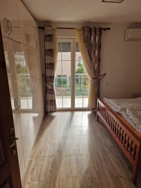 Tirane, jepet me qera apartament 2+1 Kati 3, 95 m² 420 € (5 Maj)