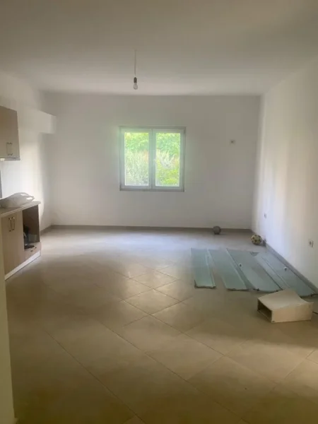 Tirane, jepet me qera apartament 2+1 Kati 2, 120 m² 300 € (Ali demi)