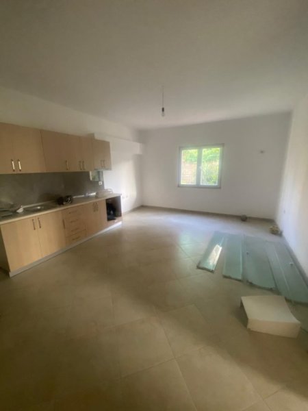 Tirane, jepet me qera apartament 2+1 Kati 2, 120 m² 300 € (Ali demi)