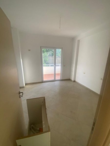 Tirane, jepet me qera apartament 2+1 Kati 2, 120 m² 300 € (Ali demi)
