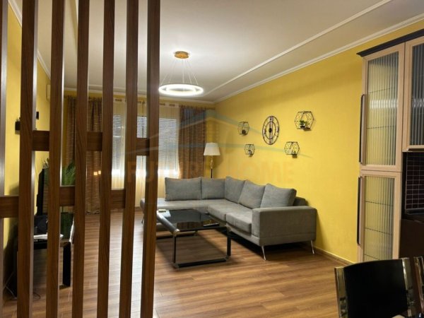Tirane, jepet me qera apartament 3+1+2 Kati 2, 124 m² 900 € (Tregu Elektrik)