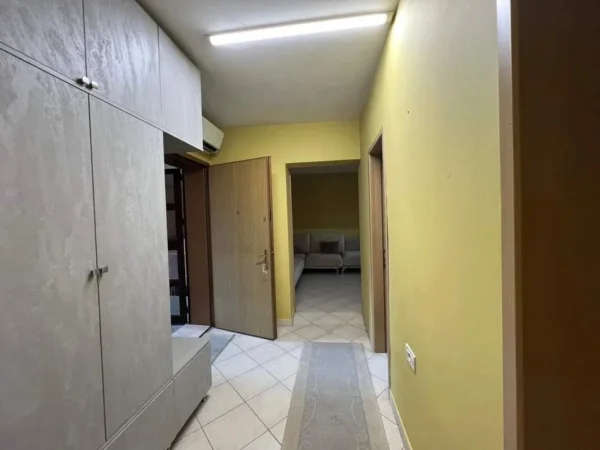 Tirane, jepet me qera apartament 2+1 Kati 5, 70 m² 450 € (Ish restorant durresi)