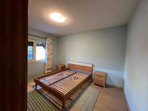 Tirane, jepet me qera apartament 2+1 Kati 5, 70 m² 450 € (Ish restorant durresi)