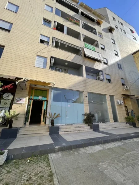 Tirane, shes dyqan Kati 0, 34 m² 115.000 € (STADIUMI DINAMO)