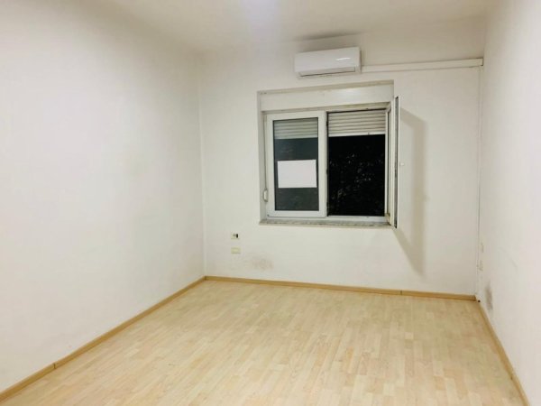 Tirane, jepet me qera apartament 4+1+Ballkon Kati 2, 140 m² 800 € (rruga e durresit ngjitur me kafe flora)