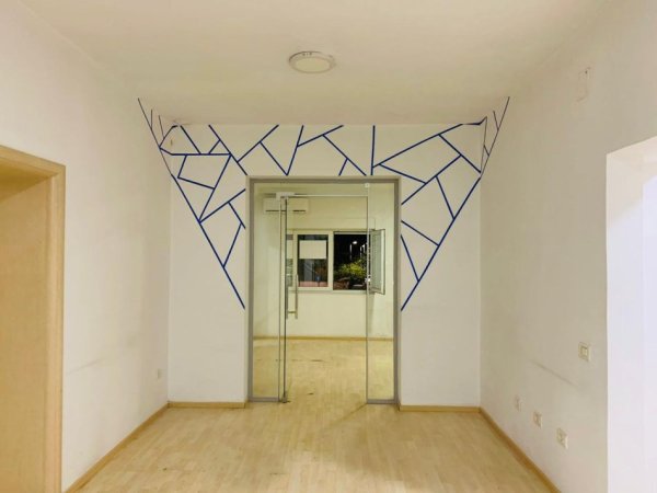 Tirane, jepet me qera apartament 4+1+Ballkon Kati 2, 140 m² 800 € (rruga e durresit ngjitur me kafe flora)