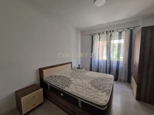 Tirane, jepet me qera apartament 2+1 Kati 2, 97 m² 600 € (liqeni i thate)