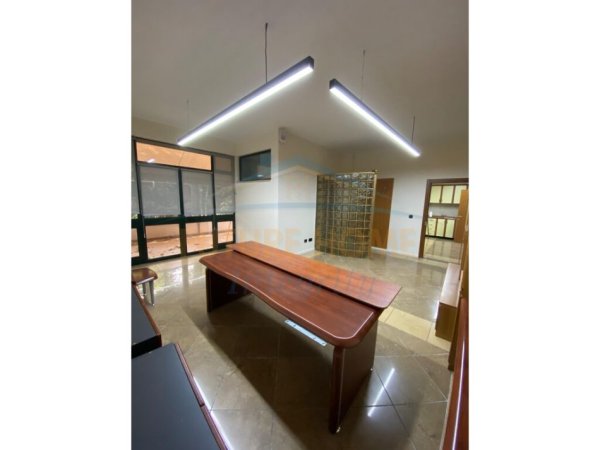 Tirane, jepet me qera ambjent biznesi Kati 2, 200 m² 4.500 € (Rruga e Ismail Qemali, RTSH)
