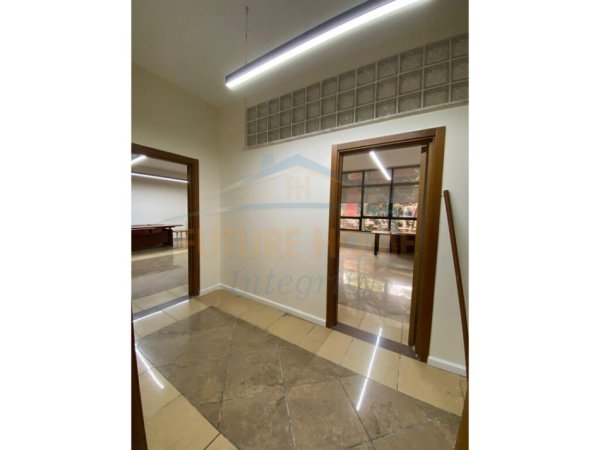 Tirane, jepet me qera ambjent biznesi Kati 2, 200 m² 4.500 € (Rruga e Ismail Qemali, RTSH)