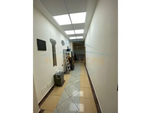 Tirane, jepet me qera ambjent biznesi Kati 2, 200 m² 3.500 € (Rruga e Ismail Qemali, RTSH)