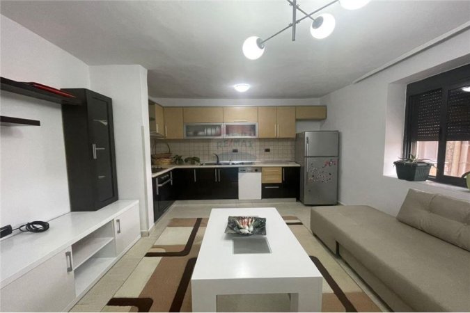 Tirane, jepet me qera apartament 2+1 Kati 4, 65 m² 400 € (Brryli , Materniteti i Ri)