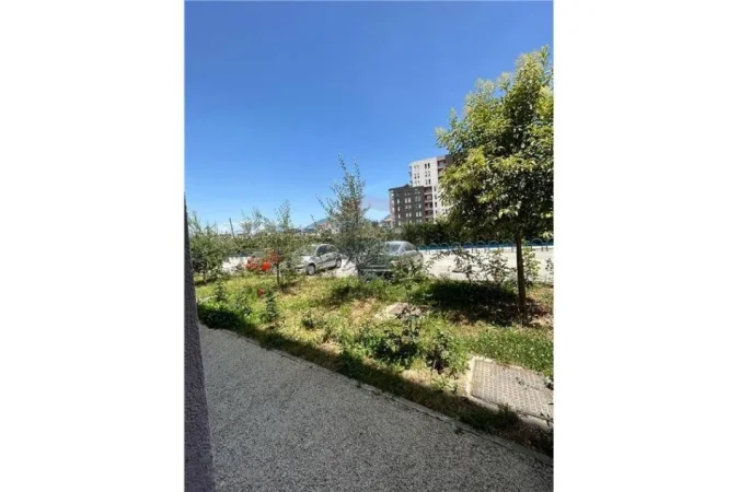 Tirane, jepet me qera dyqan Kati 1, 55 m² 250 € (ALI DEMI)