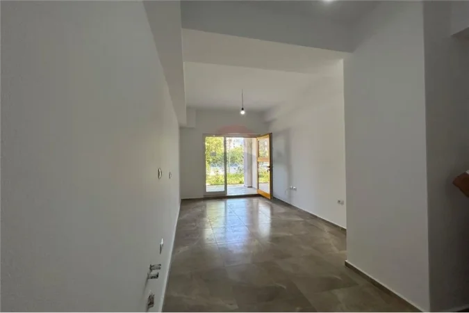 Tirane, jepet me qera dyqan Kati 1, 55 m² 250 € (ALI DEMI)