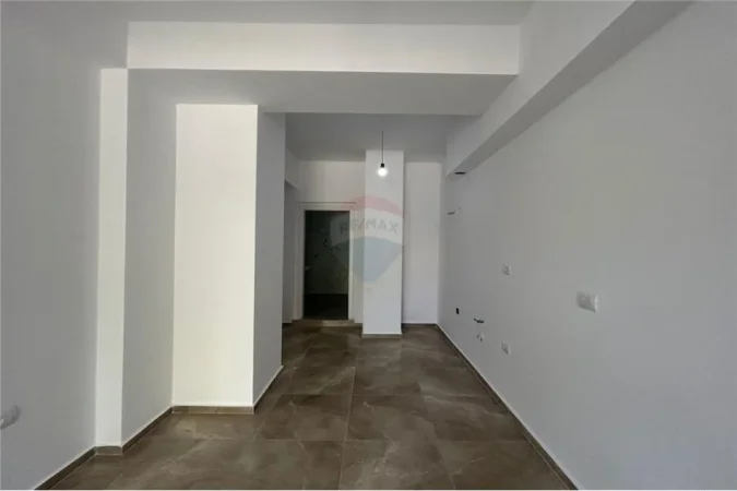 Tirane, jepet me qera dyqan Kati 1, 55 m² 250 € (ALI DEMI)