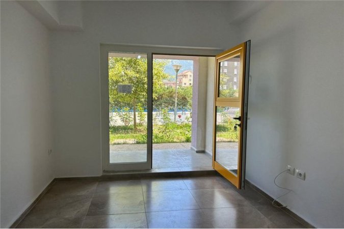 Tirane, jepet me qera dyqan Kati 1, 55 m² 250 € (ALI DEMI)