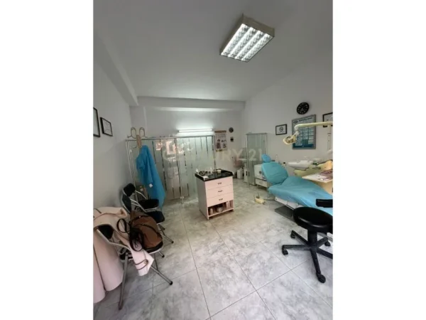 Tirane, jepet me qera ambjent biznesi Kati 1, 18 m² 600 € (myslym shyri)