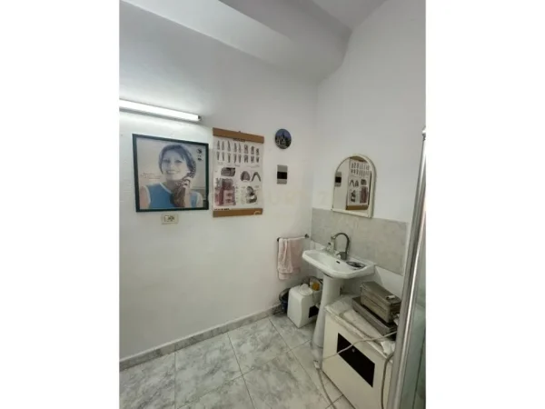Tirane, jepet me qera ambjent biznesi Kati 1, 18 m² 600 € (myslym shyri)
