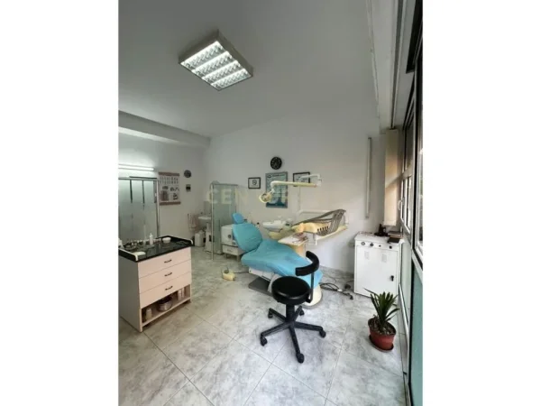 Tirane, jepet me qera ambjent biznesi Kati 1, 18 m² 600 € (myslym shyri)
