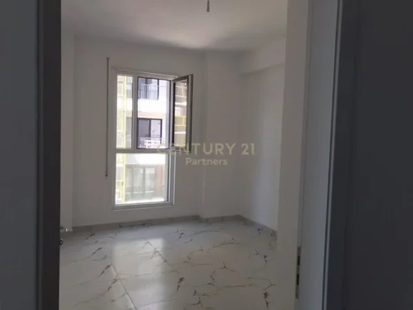 Tirane, jepet me qera zyre Kati 2, 99 m² 600 € (don bosko)