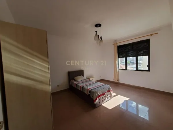 Tirane, jepet me qera zyre Kati 2, 136 m² 650 € (xhanfize keko)