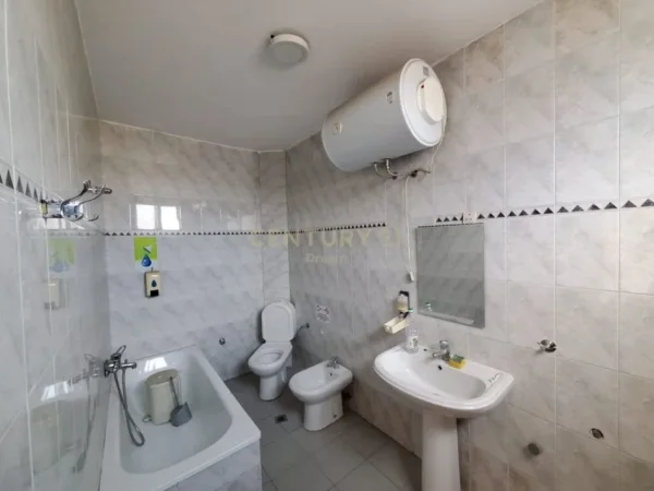 Tirane, jepet me qera zyre Kati 2, 136 m² 650 € (xhanfize keko)