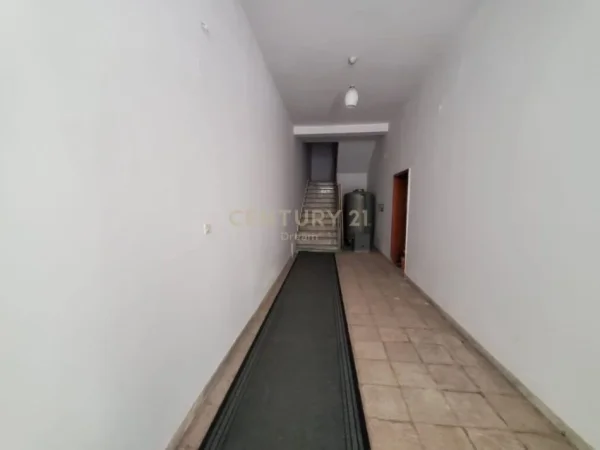 Tirane, jepet me qera zyre Kati 2, 136 m² 650 € (xhanfize keko)