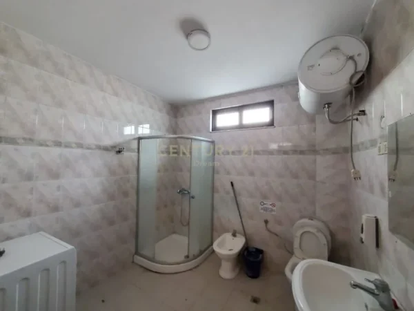 Tirane, jepet me qera zyre Kati 2, 136 m² 650 € (xhanfize keko)