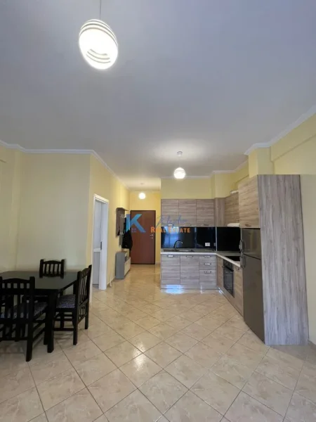 Tirane, jap me qera apartament 1+1+Ballkon Kati 4, 60 m² 330 € (Kthesa e Kamzes)