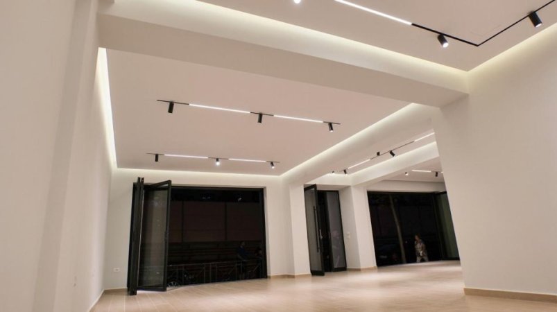 Tirane, jepet me qera ambjent biznesi Kati 0, 125 m² 2.400 € (Rruga Bill Klinton)