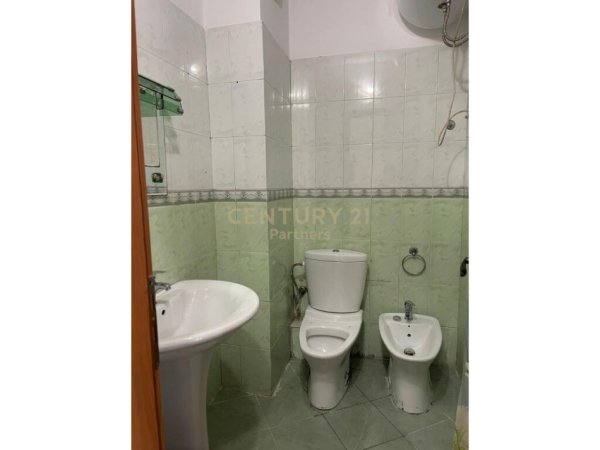Tirane, jepet me qera apartament 1+1 Kati 3, 400 € (21 dhjetori)