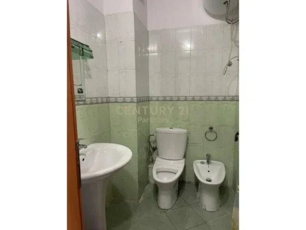 Tirane, jepet me qera apartament 1+1 Kati 3, 400 € (21 dhjetori)