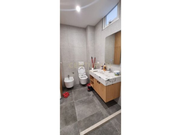 Tirane, jepet me qera apartament 2+1 , 100 m² 1.000 € (rruga e barrikadave)