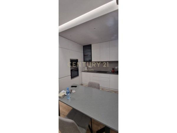 Tirane, jepet me qera apartament 2+1 , 100 m² 1.000 € (rruga e barrikadave)