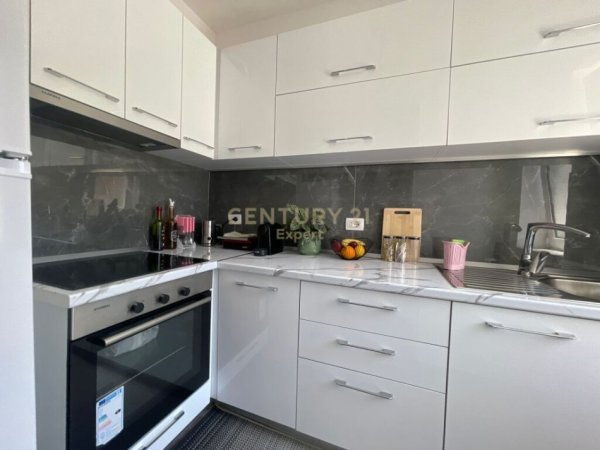 Tirane, jepet me qera apartament 1+1 Kati 3, 57 m² 500 € (ish stacioni trenit)