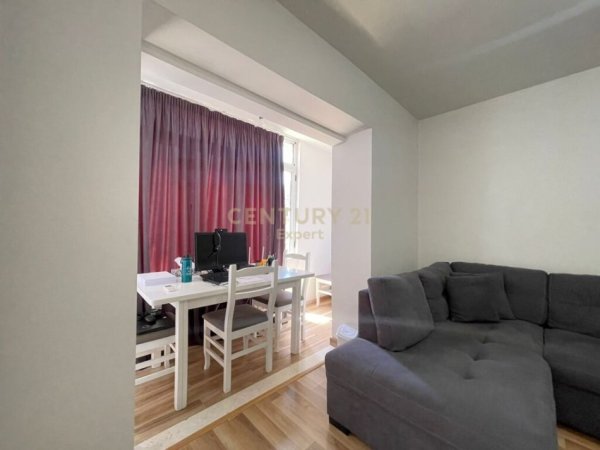 Tirane, jepet me qera apartament 1+1 Kati 3, 57 m² 500 € (ish stacioni trenit)