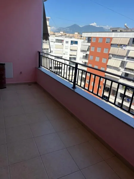 Tirane, jepet me qera apartament 2+1 Kati 8, 85 m² 350 € (Rruga Mikel Maruli)