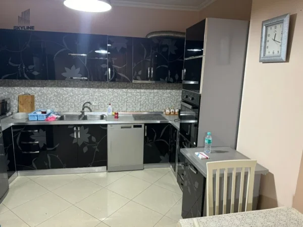 Tirane, jepet me qera apartament 2+1+Ballkon Kati 7, 450 € (Prane Nela 5)