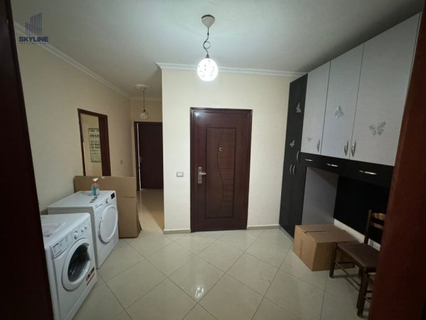 Tirane, jepet me qera apartament 2+1+Ballkon Kati 7, 450 € (Prane Nela 5)