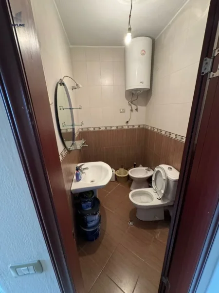 Tirane, jepet me qera apartament 2+1+Ballkon Kati 7, 450 € (Prane Nela 5)