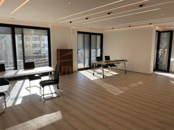 Tirane, jepet me qera ambjent biznesi Kati 7, 110 m² 1.000 € (Ismail Qemali,Bllok)