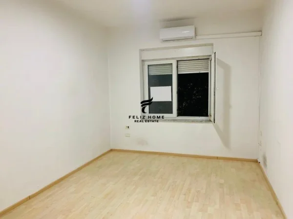 Tirane, jepet me qera apartament 4+1 Kati 2, 140 m² 800 € (RRUGA E DURRESIT)