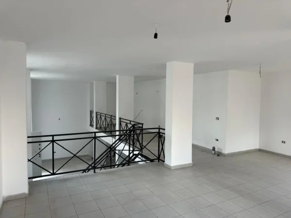 Durres, shitet ambjent biznesi Kati 0, 116 m² (Hekurudha plazh Durres, prane karburant Gega Oil)