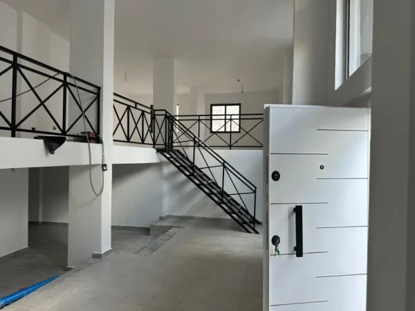 Durres, shitet ambjent biznesi Kati 0, 116 m² (Hekurudha plazh Durres, prane karburant Gega Oil)