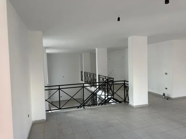 Durres, shitet ambjent biznesi Kati 0, 116 m² (Hekurudha plazh Durres, prane karburant Gega Oil)