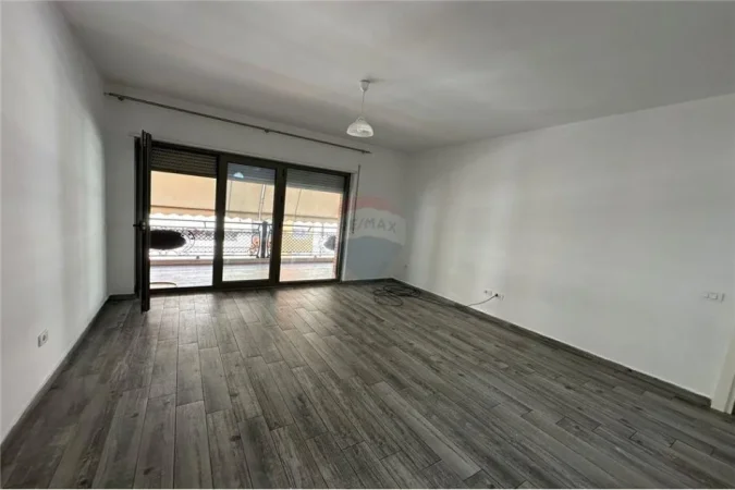 Tirane, jepet me qera apartament Kati 5, 115 m² 700 € (Rruga e Kavajes)