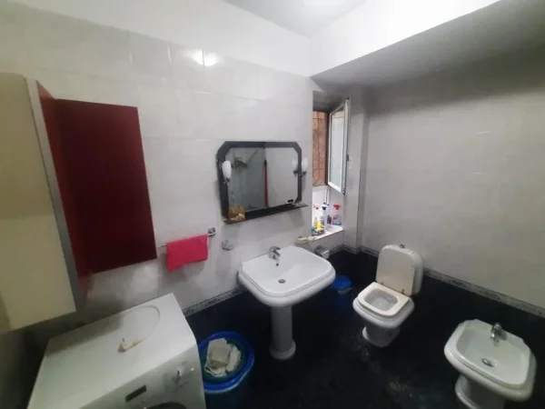 Tirane, jepet me qera apartament 2+1 Kati 1, 75 m² 500 € (Gjergj Fishta)